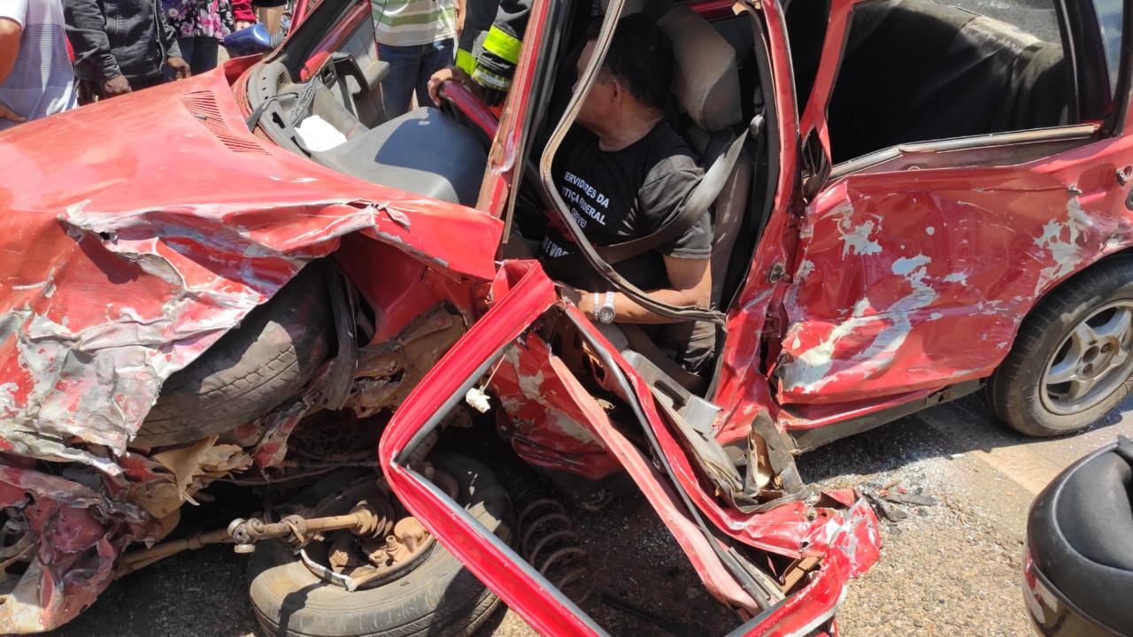 Aposentado preso às ferragens do Fiat destruído na BR 407, em Picos